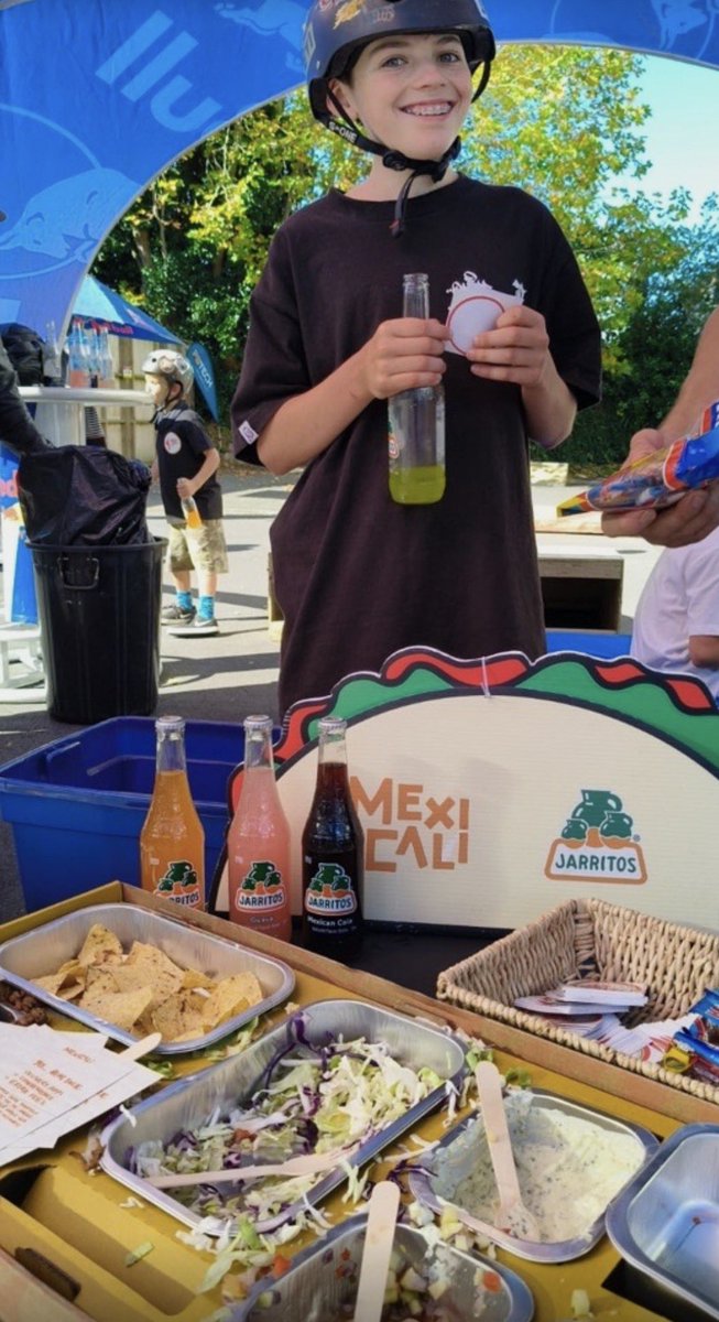 MexicaliFresh's tweet image. Feeding los niños at Street Skateboarding Nationals in Auckland They absolutely killed the #FiestaKits #tacos @Jarritos @SkateboardingNZ