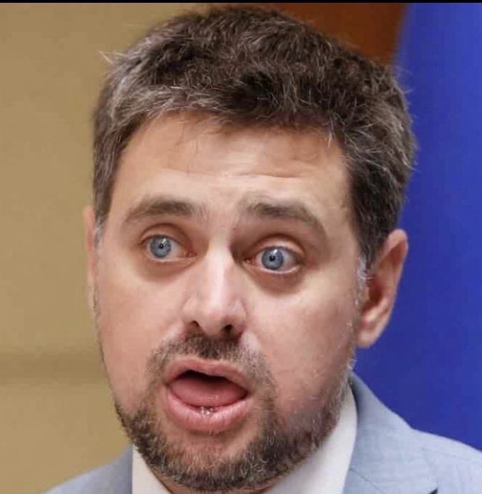 El retrasado esté haciendo gala de que es un abogado corneta egresado de universidad corneta.
Siendo parlamentario ignora lo q dice el código del trabajo
