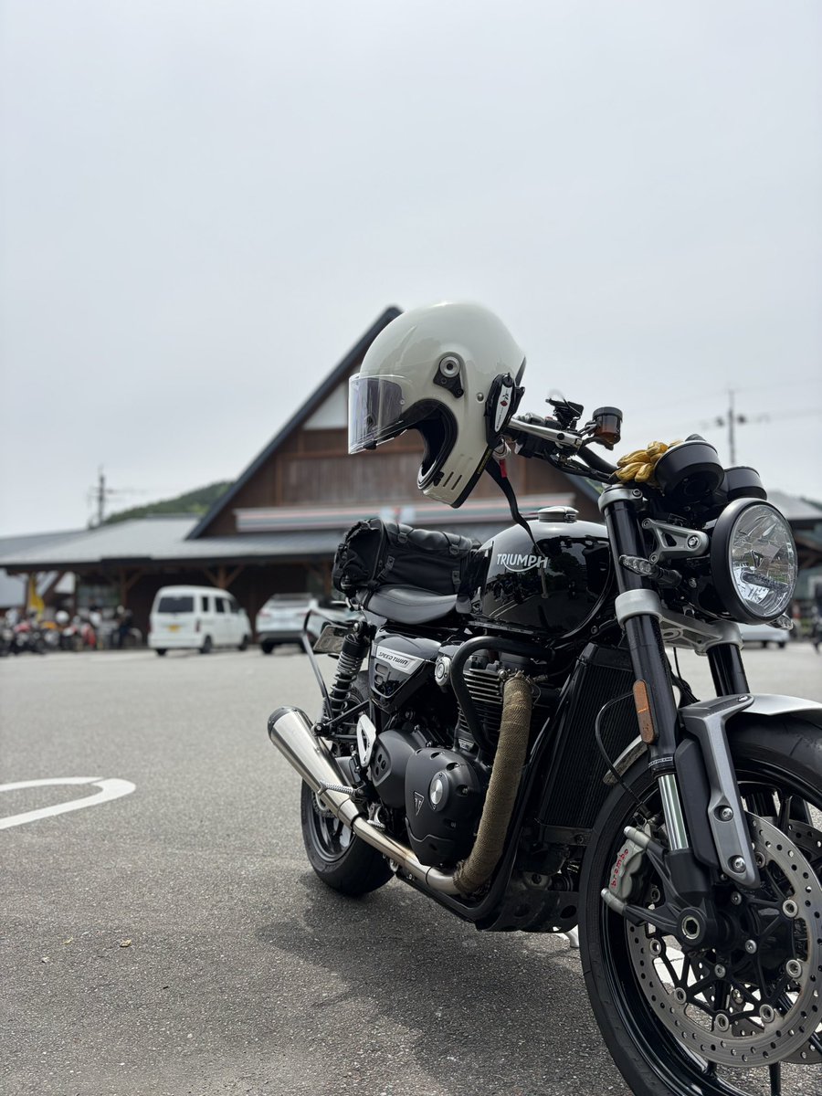 solo_shin's tweet photo. やっとセブン到着
二日市線通ったけど
太宰府付近の渋滞何参った💦
#triumph
#speedtwin https://t.co/A5e2qZKxJk