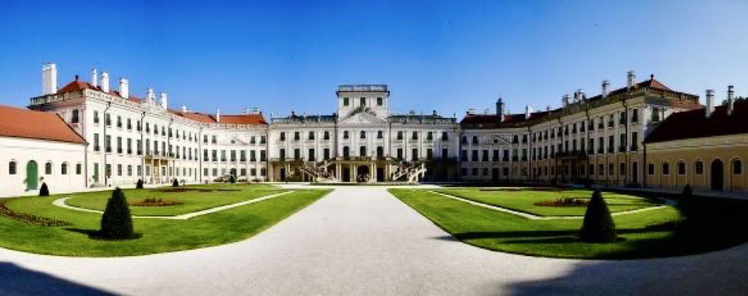 1981Chateaux's tweet image. 2️⃣ Symmetry at its finest. 
The sweeping curves of the Eszterháza Palace wings create one of the most iconic silhouettes in Europe. A perfect example of how grand vision and landscape design can come together.
#ArchitectureLovers #Fertőd