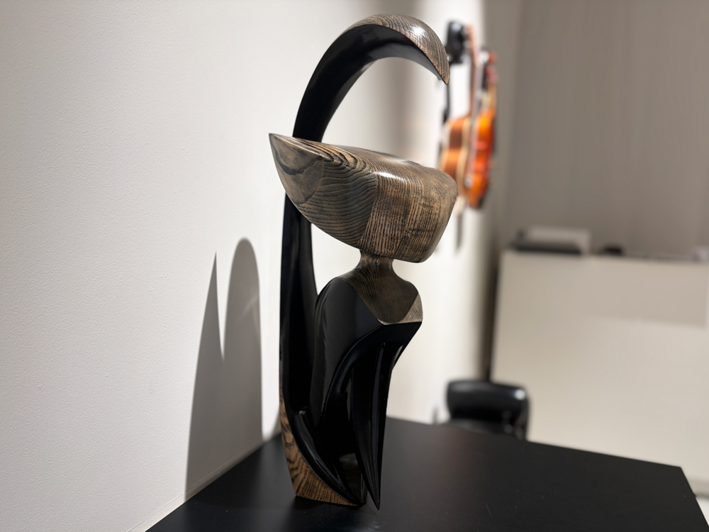 Tgomotesando39's tweet photo. 【 OHAD ELBAZ 個展 “ELEMENTS” 】

本日もギャラリーオープンいたしました！

🌀作品紹介#1🌀
Ethereal
H585×W340×D140 mm
ホワイトアッシュ材 / ホワイトアクリル / 水性ポリウレタン / クリアサテン仕上げ

🌀作品紹介#2🌀
Mau 
H580×W192×D246 mm
ホワイトアッシュ材 / ブラックウッドサテン（研磨）/ ブラックアクリル/水性ポリウレタン / クリアサテン仕上げ 

どの角度から見ても美しい洗練されたライン
優雅な作品たちをぜひご覧ください✨

＜開催概要＞
＝＝＝＝＝＝＝＝＝＝＝＝＝＝＝＝＝
場所：tHE GALLERY OMOTESANDO
期間：2026年4月18日（土）～ 5月4日（月）
休廊日：月・火曜日 ※5/4（月・祝）は開廊
時間：12:00～19:00

プロデューサー：久々野智 小哲津（くくのち こてつ）
＝＝＝＝＝＝＝＝＝＝＝＝＝＝＝＝＝

＜OHAD ELBAZ Instagram＞
https://t.co/gjUPyOK2zN

@kotetuq