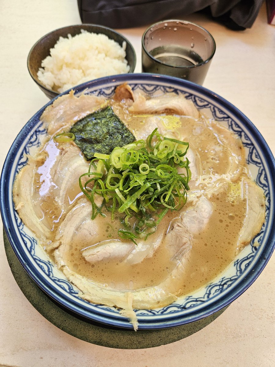 Optimisteller's tweet photo. 天神旗さん
吹田に移転後、初訪問！
やっぱり美味いね♥️
本博多チャーシュー白ご飯替え玉で1,800円
#天神旗
#ラーメン
#とんこつ
#吹田市 https://t.co/RE2EwQnUX0