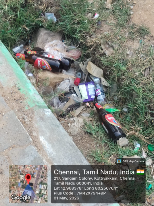 AsSan98mat01's tweet photo. #Kottivakkampond has been abandoned to tipplers and trash. Used as an #openbar, bottles thrown inside, #safetyfencing wrecked, surroundings #filthy. This happened because authorities looked the other way. #FixThisNow @chennaicorp @kgbias @tnpdial100 @chennaipolice_ @tnpoliceoffl https://t.co/OFVUS1Ya64