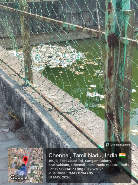 AsSan98mat01's tweet photo. #Kottivakkampond has been abandoned to tipplers and trash. Used as an #openbar, bottles thrown inside, #safetyfencing wrecked, surroundings #filthy. This happened because authorities looked the other way. #FixThisNow @chennaicorp @kgbias @tnpdial100 @chennaipolice_ @tnpoliceoffl https://t.co/OFVUS1Ya64