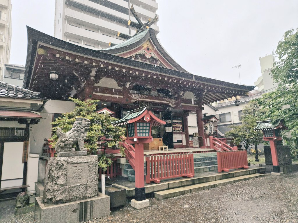 5月の朔日詣は秋葉神社から

９時前に着くと月次祭が執り行われていて参列することが出来ましたが、この日は土砂降りの雨で靴と靴下はびっしょり😢拝殿前で🙏

その後一番乗りで皐月の御朱印を(通常サイズとミニサイズ)拝受

通常サイズには鯉のぼりと菖蒲
ミニサイズには兜