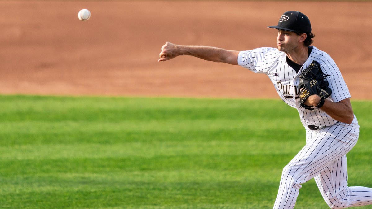 PurdueBaseball's tweet image. #PlayBall at Alexander Field!! @ColeVanAssen has delivered the 1st pitch to Murray St. leadoff man Connor Chisolm. #BoilerUp 

📊 Live Stats: boile.rs/BSB5126
🔊 Listen: boile.rs/Listen &amp;amp; PurdueSports App
📺 B1G: boile.rs/B1Gp5126