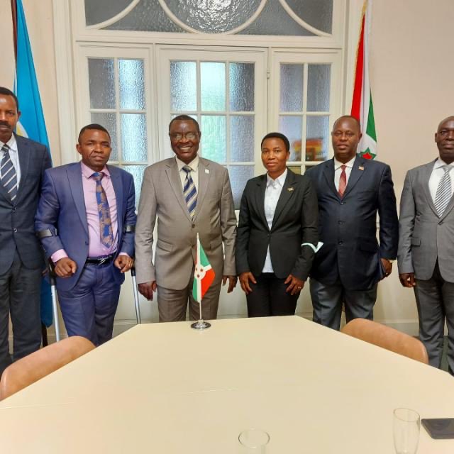 NtahirajaThren1's tweet image. En cette journée du 1er mai 2026 dédiée à la Fête internationale du Travail et des Travailleurs, j’ai l’honneur de présenter mes félicitations, remerciements, encouragements, compliments et gratitudes à tous les membres du personnel de l’Ambassade de #Burundi à Bruxelles, pour