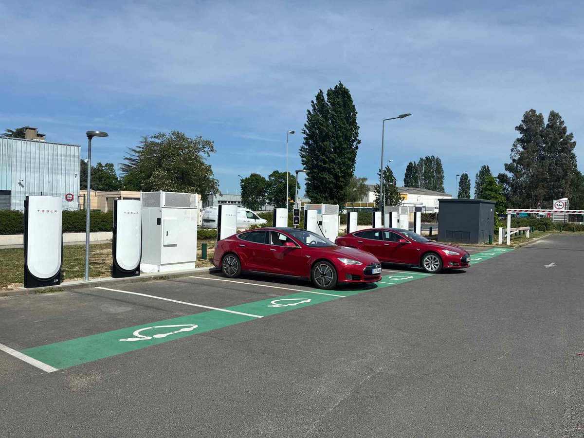 Tesla Charging tweet media