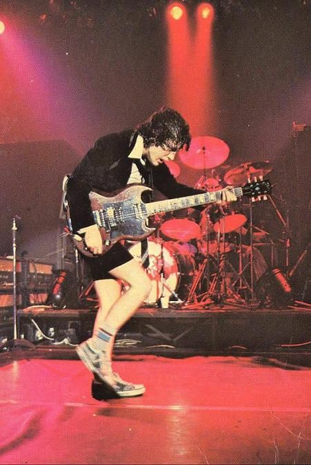 TheExtremeMusi1's tweet photo. Angus Young, 1978 https://t.co/qQ2V5dg0pR
