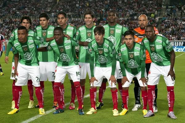 CharliePM10's tweet image. En 2014, #Nike lanzó la campaña “Risk everything” para apoyar a @miseleccionmx de cara al Mundial de Brasil 2014.

#Pachuca utilizó este jersey el 12 de abril en el que perdieron vs Chivas 1-3.

¿Quienes son los 11 del cuadro inicial?