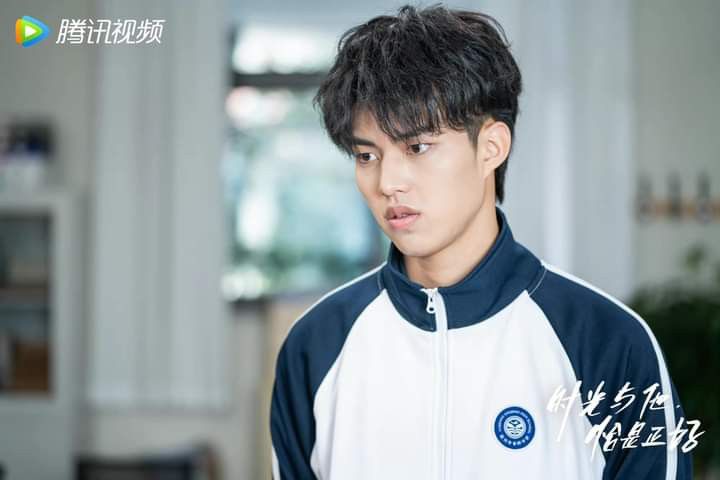 cdramasapphic's tweet photo. Um detalhe que eu amo de #TimeAndHimAreJustRight é que o secundário, o Qin Kai, mesmo sendo apaixonado pela Lin Xi, nunca chegou a se tornar um chato. Ele ajudava ela, cuidava e respeitou as decisões e os sentimentos dela, não é atoa que foi o padrinho de casamento dela https://t.co/VAJsmt7dqe