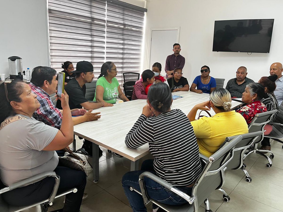MAntorchaDgo's tweet photo. #Entérate || Antorchistas de diversas colonias y ejidos del municipio de Gómez Palacio acudieron a las oficinas del ayuntamiento para dar seguimiento a las demandas plasmadas en su pliego petitorio.

La comisión, encabezada por el dirigente municipal del Movimiento Antorchista, Heliodoro Ciriano, fue recibida por el Arq. Tomás Galván Camacho, director de Obras Públicas Municipales, y el Ing. Joaquín Aguilar Villa, director del Instituto Municipal de Vivienda.

Las autoridades se comprometieron a revisar puntualmente cada una de las solicitudes y a iniciar el proceso para la gestión de vivienda, dando respuesta a una de las principales exigencias de la ciudadanía organizada.