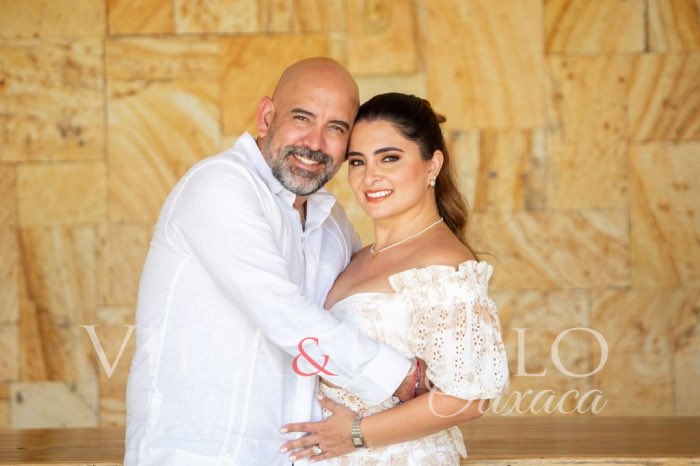 InquisidorOax's tweet image. #Oaxaca TUÑÓN JÁUREGUI NO SE FUE: EL EX ESPÍA QUE TORTURÓ OAXACA HOY OPERA EN LA PRIMAVERA A TRAVÉS DE SU ESPOSA MARIEL LÓPEZ MARTÍNEZ

Sayda Morales Bustamante 

Hay funcionarios que caen y desaparecen. Y hay otros que caen, se acomodan y vuelven por la puerta de atrás. Raymundo
