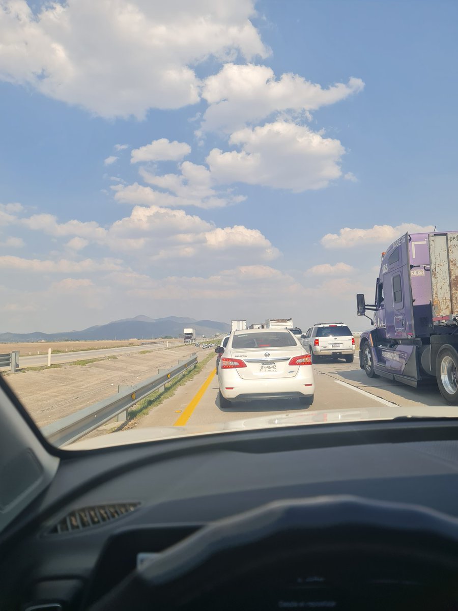AmbrizPakito's tweet photo. Seguimos detenidos ahora por accidente https://t.co/f3dOQeetRm