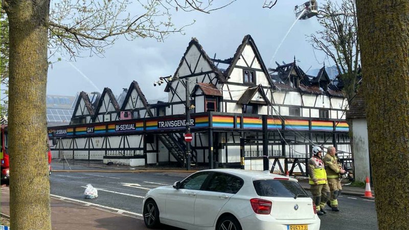 OkayBiology's tweet image. Although police and fire brigade confirmed the fire was accidental, the speed that huge roof became an inferno is concerning.
Weren't they using fireproof insulation &amp;amp; cladding, or were they costcutting corners? 
That place could've become a catastrophic death trap
#MiltonKeynes