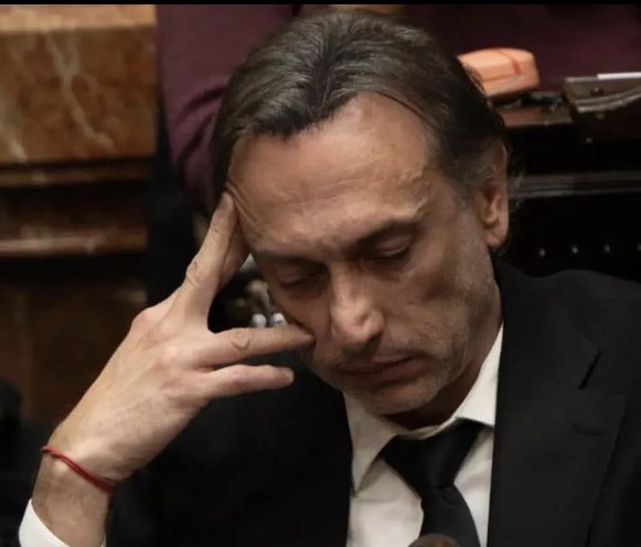 Este analfabeto hijo de mil putas cobra 8 millones por dormirse.