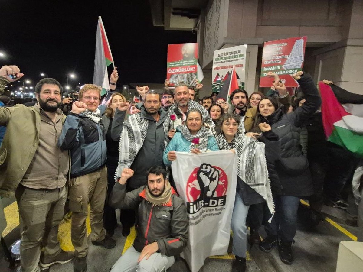 idpgenelmerkezi's tweet photo. Yoldaşlarımızı karşıladık!

Siyonist İsrail tarafından uluslararası sularda saldırıya uğrayan ve alıkoyulan Küresel Sumud Filosu katılımcısı yoldaşlarımız, partimizin Merkez Komite üyesi Görkem Duru (@gorkemduru), Arjantin’den kardeş partimiz Sosyalist Sol (IS) ve Sol Cephe (FIT-U) Milletvekili demiryolu işçisi Mónica Schlotthauer (@monschlotthauer ) ile IS ve İUB-DE önderlerinden Ezequiel Peressini (@EzePeressini) alıkoyulan diğer katılımcılarla birlikte bu gece İstanbul’a ulaştı. Yoldaşlarımız, İsrail tarafından alıkonularak Aşdod’a götürülen organizatörler Thiago Avila ve Saif Ebu Keshek’in serbest bırakılması talebini de dile getirdiler.

Yoldaşlarımızla gurur duyuyoruz.

Bir kez daha uluslararası kamuoyunu, dünya halklarını, tüm işçi ve emekçi örgütlerini İsrail’in bu haydutluk eylemini kınamaya, ambargoyu yıkmak için yoluna devam eden Küresel Sumud Filosu’nu desteklemeye, bu doğrultuda seferber olmaya davet ediyoruz. 

Siyonist İsrail ile tüm ilişkiler kesilsin!
Filistin ambargosu yıkılsın!

Küresel Sumud Filosu’na müdahaleye son!

Alıkonulan Filistin dostları derhal serbest bırakılsın!

Nehirden denize özgür Filistin!

@IzqSocialista @UitCi