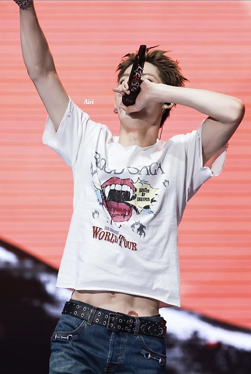 fioynzz's tweet photo. FANCHANT OT6???? RIKI MOSTRANDO SUS TATUAJES???? QUE ESTA PASANDO https://t.co/AlsOiKvaBl