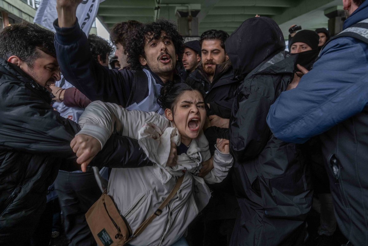 ultras_antifaa's tweet image. #Turkey — May Day, Istanbul. Two separate May Day celebrations took place in the city.

The first was planned in Taksim Square, a highly symbolic area in terms of the anti-fascist struggle. However, this place has long been closed to May Day celebrations and is banned by the