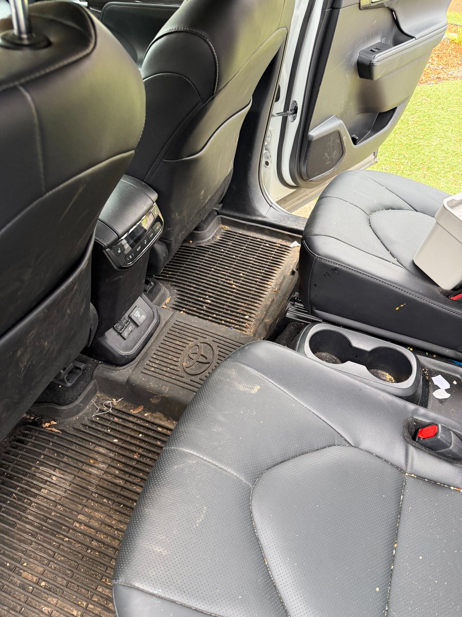 UnrealAutoPDX's tweet image. Fresh off a full exterior detail in NE Portland 🚗✨ I come to you, bring everything, and don't leave until it looks right. Book now @ 971-917-6180. #portland #pdx #oregon #cars #auto #detailing #autodetailing #cardetailing #smallbusiness #local
