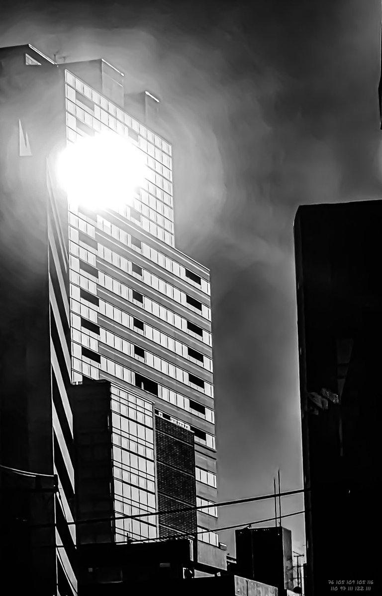 naozoom3970's tweet image. Day487【Limit】
The Japanese translation is followed by an English translation.

#monochrome
#NFTs
#photopoetry

NZPHOTOGRAPH &amp;amp; naozo

Day487 限界【Limit】

DEAR naozo,

見ろ

どこまでが
君の届く範囲だ

精度を上げるほど
境が現れる

限界は
敵ではない

輪郭だ

無限を語るな