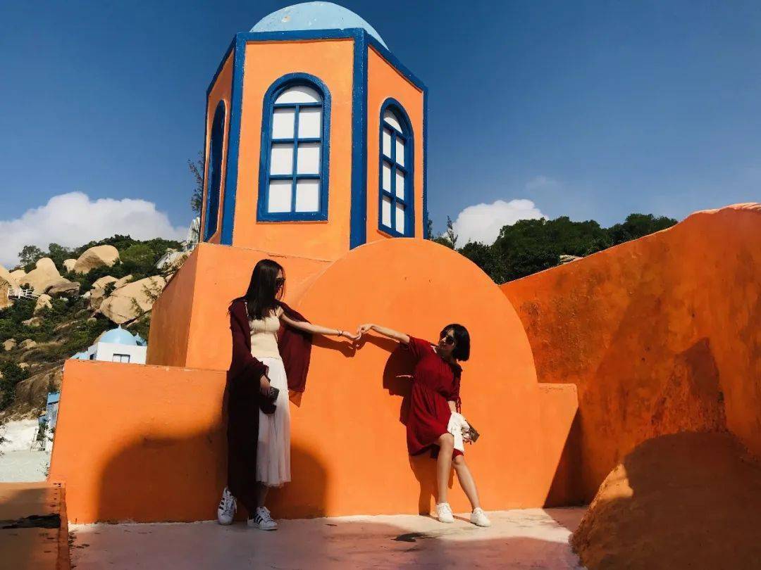 judyarsenault's tweet image. Chasing sunsets in Santorini → white-washed villages, blue domes, and wine that tastes like liquid sunshine. Every corner feels like a postcard come alive  #SantoriniVibes #Wanderlust