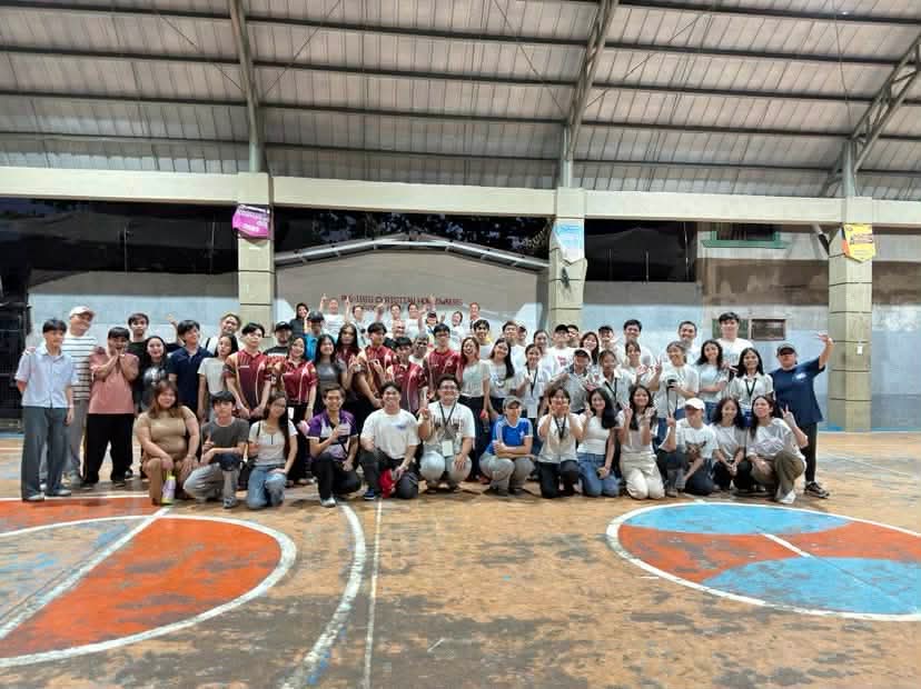 mawdiocre's tweet photo. day 4 — revo youth

got to explore a deeper side of talon singko &amp; meet youth + kids from there! had fun playing crowd volley and i personally prayed for sabrina (a kid we met). after the program, the girls hugged us very warmly, God is very successful in using us that day. https://t.co/QAY4DMcJzw