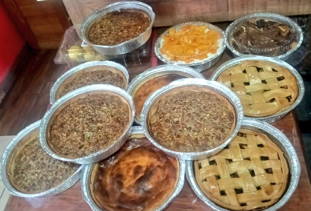 Todos estos los hice ayer. Acabé muy tarde pero con amor! Plis hagan sus pedidos amigos 🧡 tenemos que pagar 15 mil del remolque del burritos entre las dos!

Comprendo pays!