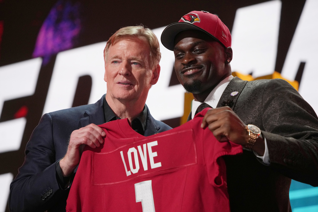 PFHOFAmbassador's tweet image. JEREMIYAH LOVE, @AZCardinals RB
Love, #3 Overall in 2026 @NFL Draft, is the Cardinals HIGHEST drafted player from @NDFootball since George Izo, the #2 pick in the 1960 Draft (Per PFR) #Cards #Cardinals #Birdgang #Arizona #NFL #NFLX #nfldraftday #NFLDraft #NFLTwitter #NFLFootball