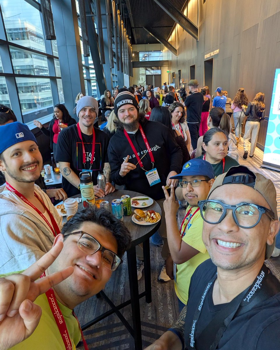 JJSingleton1's tweet photo. Good food 
Better drinks 
Amazing event @StupidCancer #Cancercon206 #CancerCon 
Incredible people https://t.co/gwMnSV2W9N