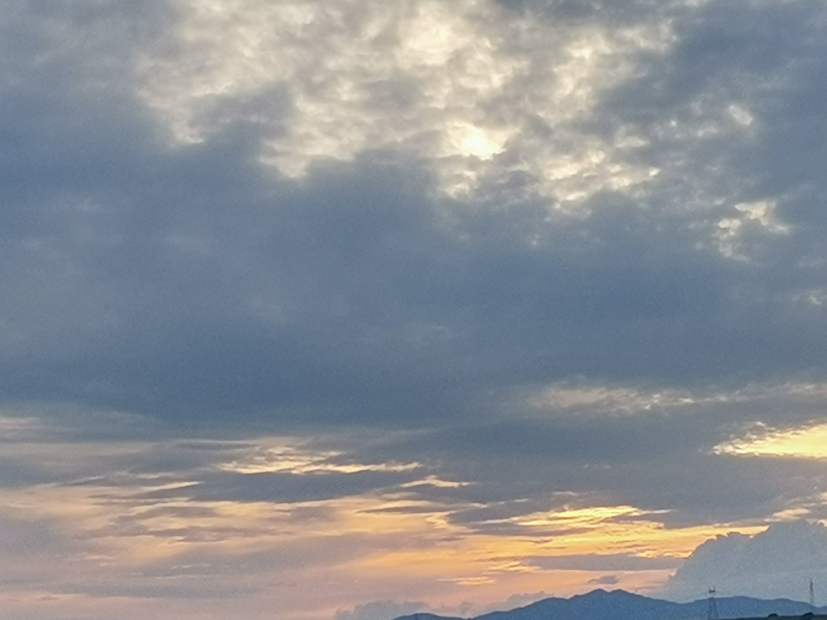 NewBertrand's tweet photo. Lumière d'un soir, 
 mes yeux se ferment. 
Mes tourments s'éteignent.
#Espoir #reflets https://t.co/wwPBZcYbHk