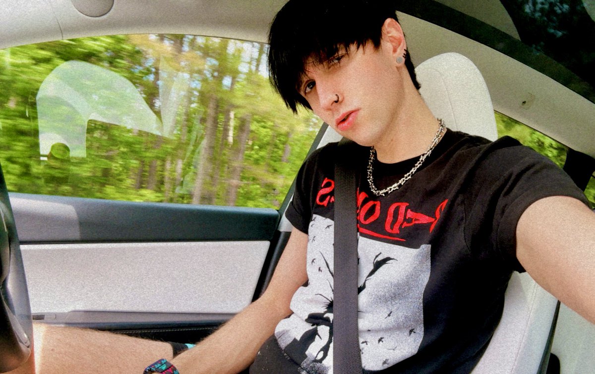 bytzxx_'s tweet image. doot doot
#fyp #twitch #twink #dadbod #ootd #selfie #femboy #viral #sfw #emo #gym #Bytz #tesla