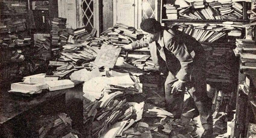 ProfeSpitaletta's tweet photo. La biblioteca de León de Greiff. Un universo de caos organizado, libros, discos, cuadernos y la figura del poeta. https://t.co/Axs1NiEIZ5