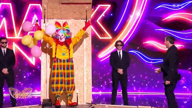 pegaseturf's tweet photo. Pour une fois, je crois avoir démasqué le clown dans Mask Singer !
Ne serait-ce pas Trump (lol) ? https://t.co/i1nbYVKNNV