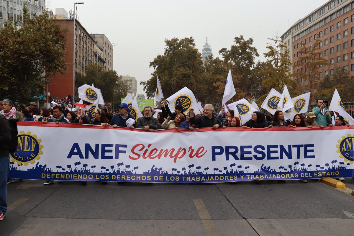 ANFUNTCH_CHILE's tweet photo. Dirigentas de la ANFUNTCH estuvieron hoy marchando, por la Alameda, junto a la ANEF y la CUT por el Día Internacional de las y los Trabajadores.

#ANFUNTCH #ANEF #CUT #DiaInternacionaldelosTrabajadores https://t.co/wAxfaEngHS