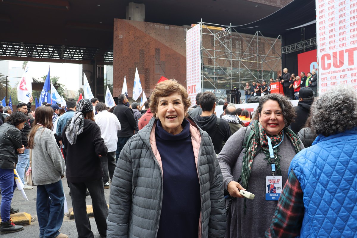Dirigentas de la ANFUNTCH estuvieron hoy marchando, por la Alameda, junto a la ANEF y la CUT por el Día Internacional de las y los Trabajadores.

#ANFUNTCH #ANEF #CUT #DiaInternacionaldelosTrabajadores