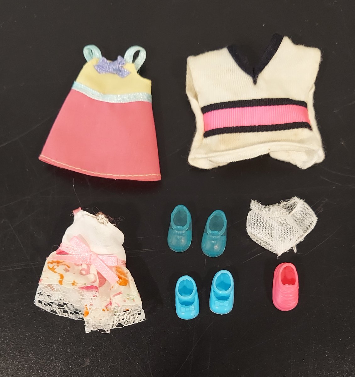 AngelaRienerth's tweet image. !!!30% off!!! Lil' Kelly Bag of Clothes, Vendor #629, available at Blue Crow Antique Mall, Painter, Va. @bluecrowantiques @Mattel @Barbie #lilkelly #clothes #dress #top #shoes #underwear #vintage #collectible #collector #collection #collectorsarewatching
