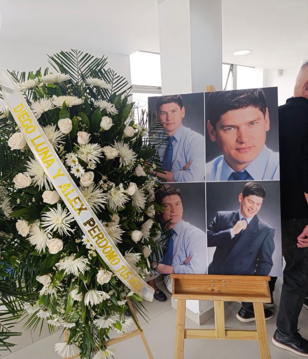 Mientras <a href="/RTVCco/">RTVC Colombia</a> y su director cubren las marchas del 1° de Mayo en todas sus plataformas, Douglas, un editor que falleció ayer en las instalaciones del canal, yace solo en la sala de velación sin que el Gerente, ni la dirección haya hecho un comunicado sobre su deceso. 1/6