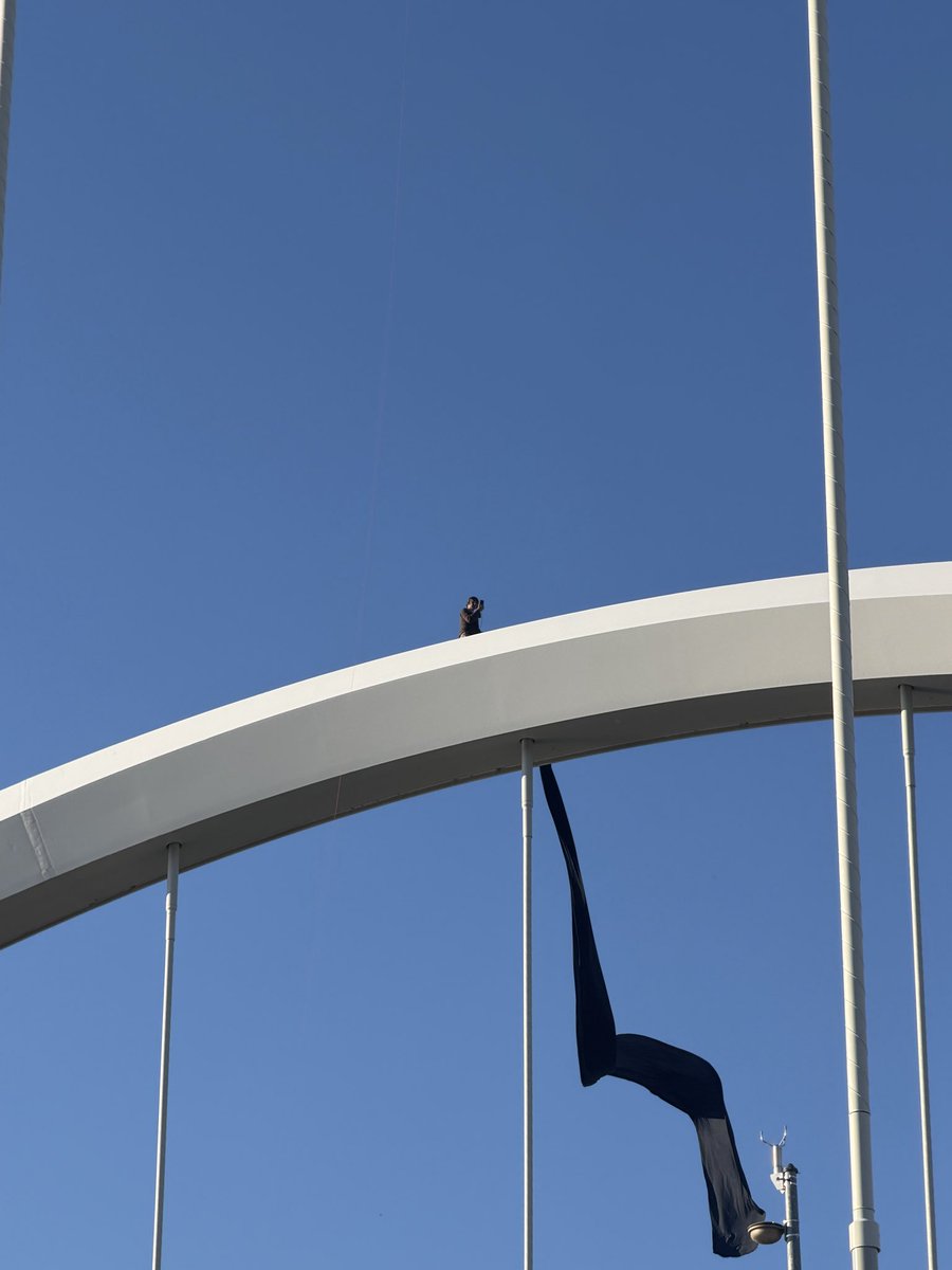 0xTeej's tweet image. Someone climbed the arch of the Frederick Douglass Memorial Bridge and dropped a banner over the river 😳 #DC