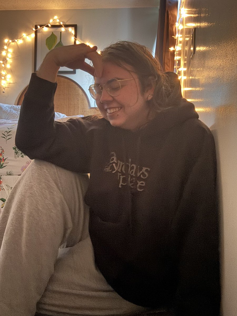 venaefica's tweet image. (almost) 2 years T and also first picture is 6 years old anyway do u think if u told the girl on the left she’s a loser midwest emo boy now she’d kill herself. probably not but also she tried a couple times over other things so #whoknows