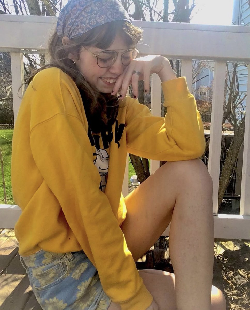 venaefica's tweet image. (almost) 2 years T and also first picture is 6 years old anyway do u think if u told the girl on the left she’s a loser midwest emo boy now she’d kill herself. probably not but also she tried a couple times over other things so #whoknows