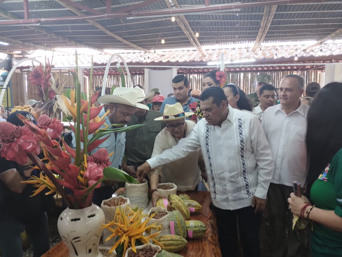 heraldodetab's tweet image. En un ambiente lleno de alegría y tradición, cientos de familias se reúnen en el #ParqueTabasco para disfrutar del primer día oficial de la🎡#FeriaTabasco

Visita del gobernador al área de la @sedaptab, donde le dan a conocer los resultados del programa #SembrandoVida