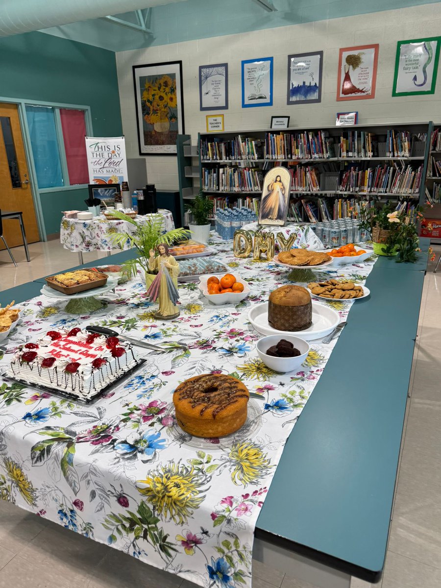 StDavidsMaple's tweet photo. Yesterday we gathered at Divine Mercy school for the blessing of their new chapel. Thank you to principal Mrs. Vicky Iannetta for making it possible.
@VickyIannetta @DMY_YCDSB https://t.co/dAcDAGGJCC
