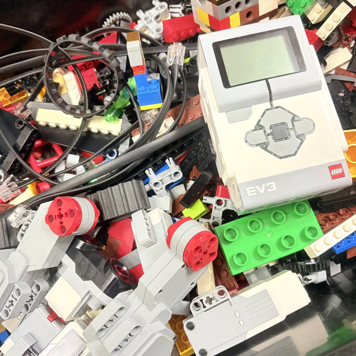 hitotsuni_lab's tweet photo. おはLEGOです！
これのおかげで寝不足です😊🧱 https://t.co/Vkx0zfH08t