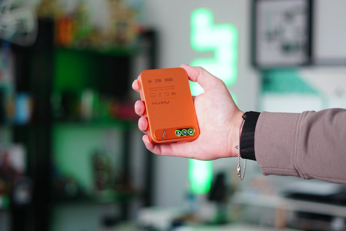 nandoprince93's tweet photo. Kuxiu cooked 🔥

This S4 MagSafe battery is one of those accessories that actually feels different

📊 Built-in display shows real-time battery health, temps, and charging speeds
⚡ 25W wireless charging is seriously fast
🔋 Slim 10,000mAh design that still feels premium
🧲 Aluminum + glass build that matches the iPhone perfectly

Didn’t think I needed a display on a battery… now I don’t want to go back 😅

Would you use a power bank like this?