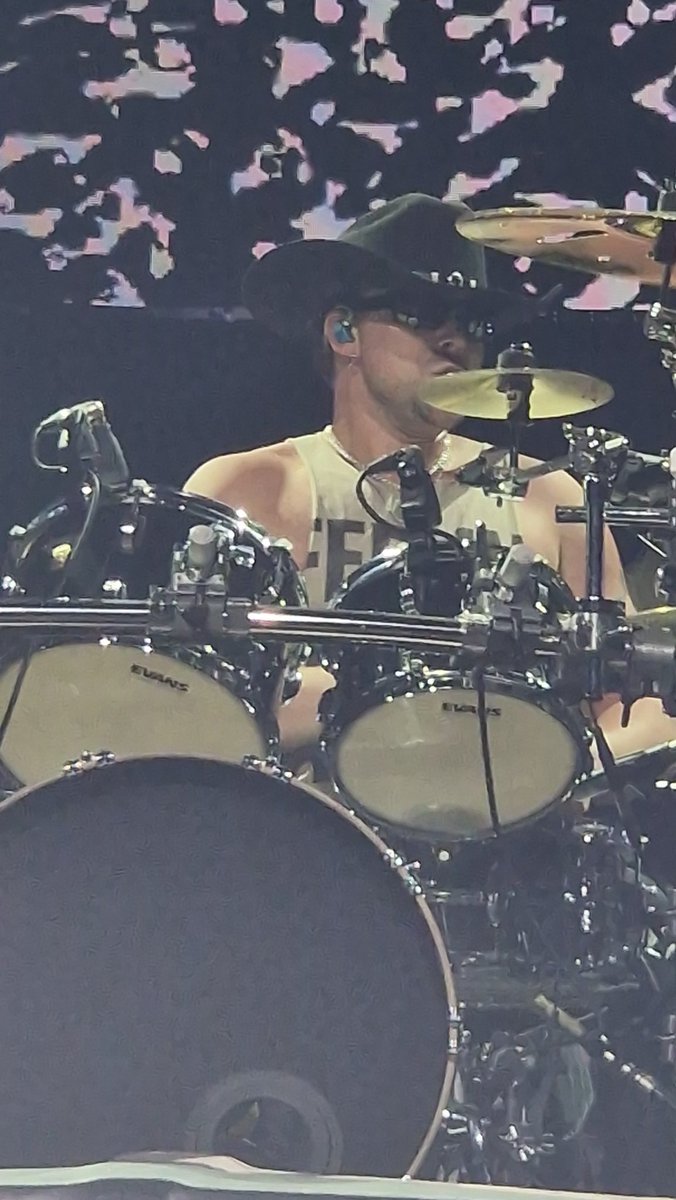 ValeMcMuffin's tweet photo. Ashton's appreciation post 🥰 @Ashton5SOS @5SOS #EASTour #EASValencia https://t.co/y6jAgcbVkK
