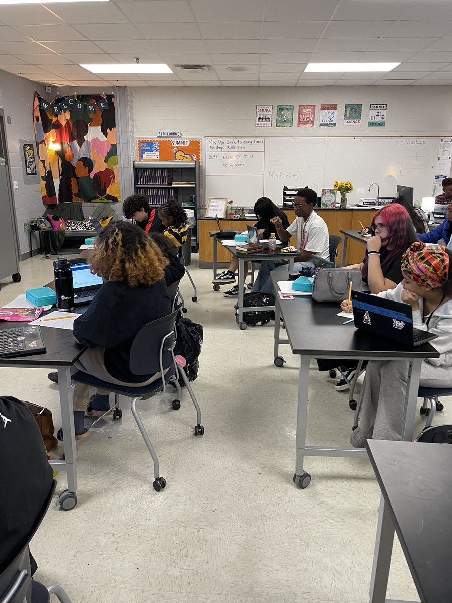 jagsread's tweet photo. Thank you Ms. Wallace for inviting me to your classroom to help your students research science careers. #misdsummitjags #misdliblove https://t.co/ieAI42EByP