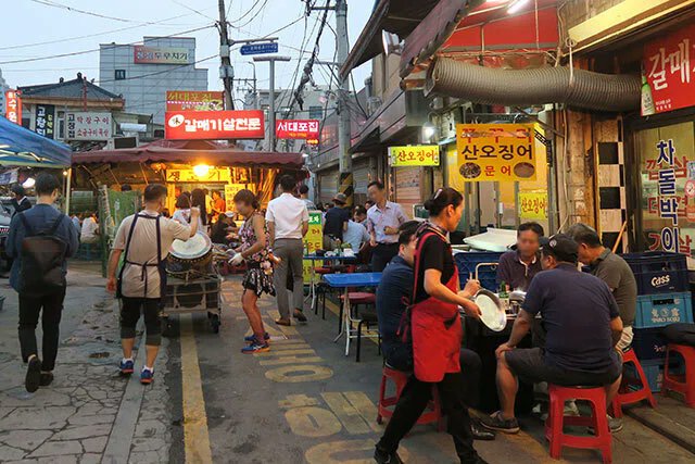ktraveltom's tweet photo. フリーペーパー『韓PICK東京』のコラム「都市韓食探求」では鍾路3街の焼肉店街のことにも触れています。新大久保・原宿など東京都内で配布されています。 https://t.co/qgsceLjfRw
