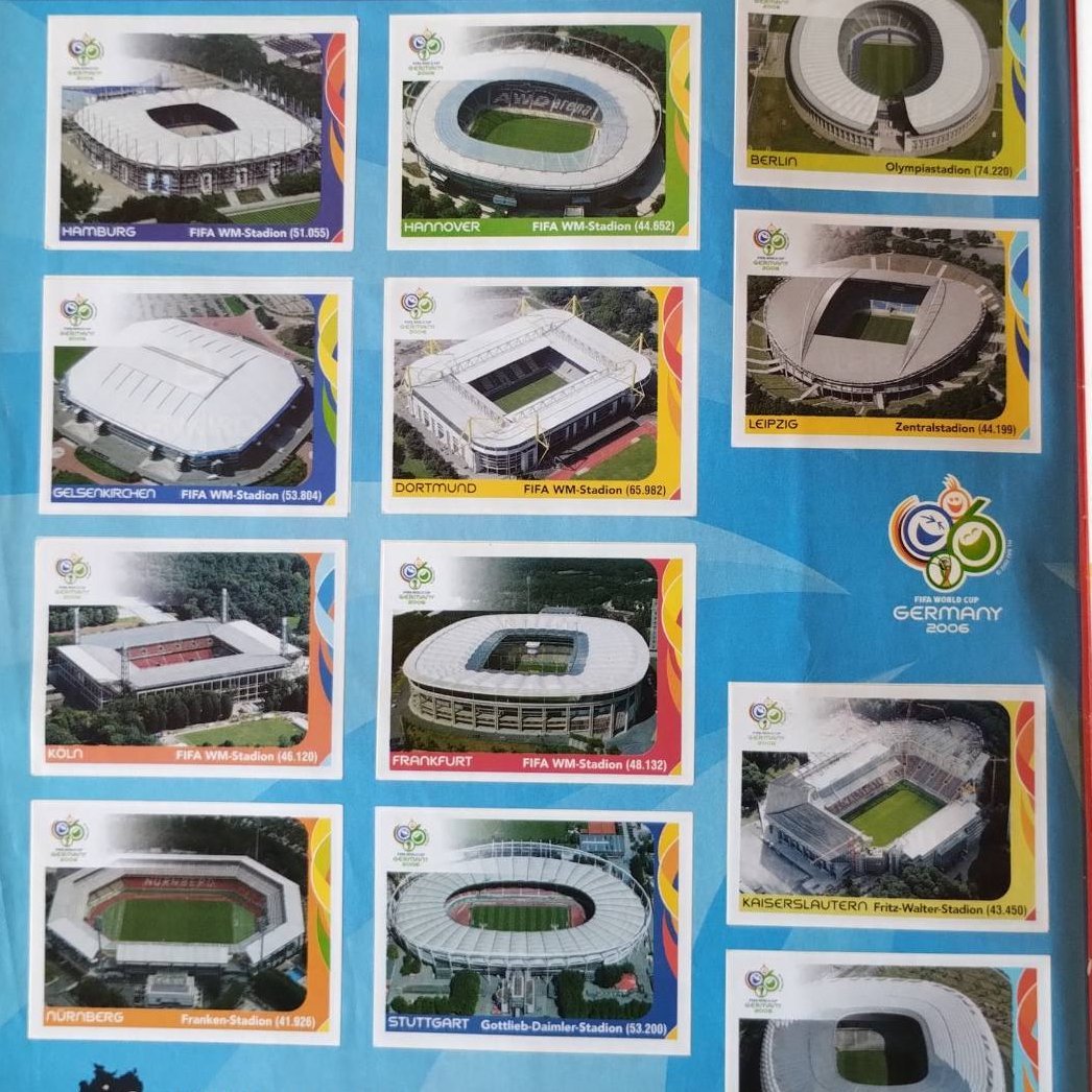 O álbum desse ano não tem a página dos estádios...