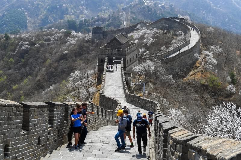HebeiAmazing's tweet photo. Chinamaxxing ：Wear Hanfu and explore night markets in Zhengding Ancient City. Queue up at a tea shop in Shijiazhuang for that handcrafted milk tea. Hebei is not just the Great Wall and Zhaozhou Bridge—it’s the everyday moments that make you feel like a local
#Chinamaxxing #Hebei https://t.co/eZIoIOhClP